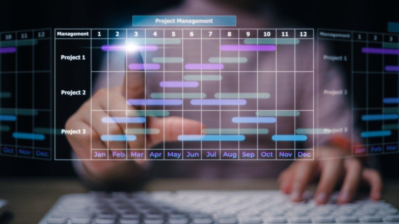 Capture d'écran illustrant différentes interfaces de logiciels de gestion de projet adaptées à la taille des équipes.