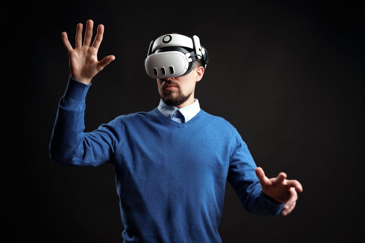 Casque VR et lunettes AR illustrant l'utilisation professionnelle de la réalité augmentée et virtuelle en 2025.