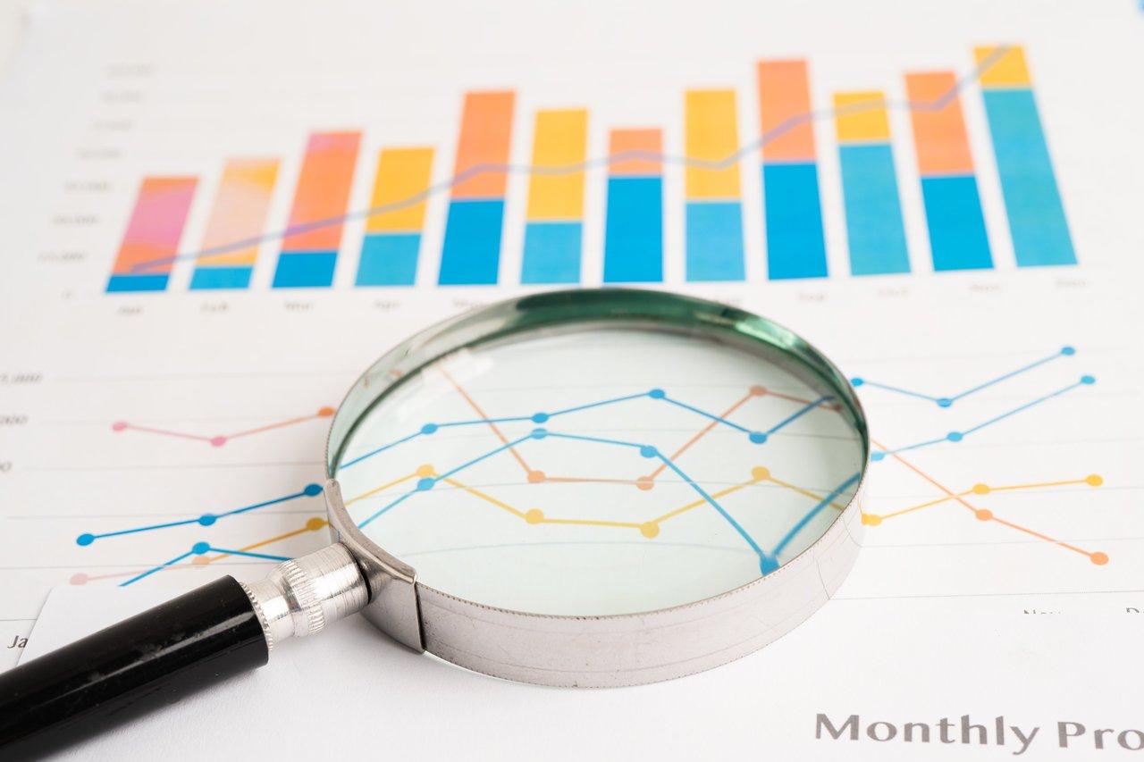 Schéma illustrant le rôle complémentaire de l’analyse automatique et de l’expertise humaine dans le banking data analysis diagram.